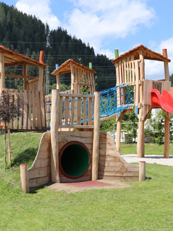Ein Spielplatz im grünen